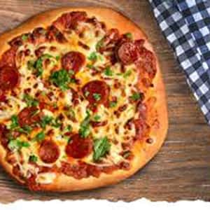 PIZZA – 12″ – Chorizo, olives, mushrooms, mozzarella, cedar, tomato sauce